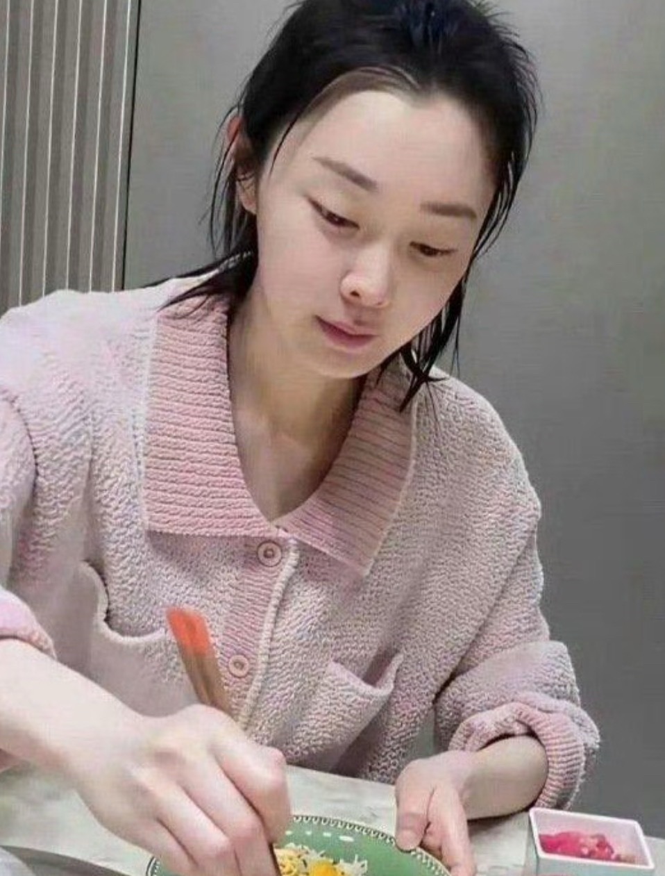 宋轶没化妆的视频火了，网友沸腾，鼻子成焦点