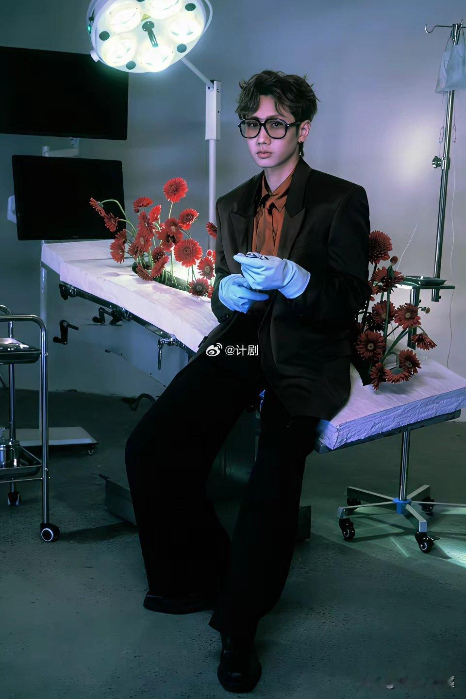 这也太好笑了吧，第一次见同一场活动，3个男明星撞衫的。陈哲远，汪苏泷，魏大勋参加