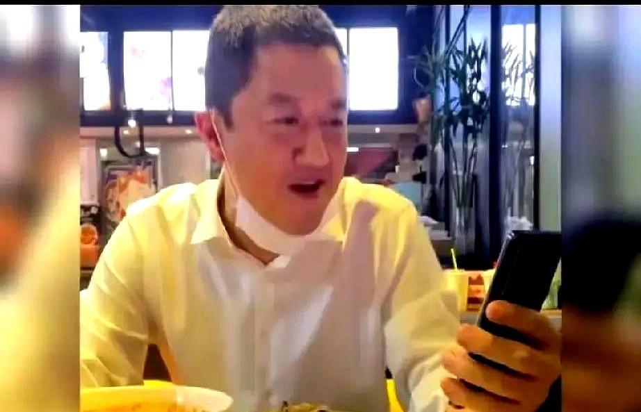 李亚鹏被女儿李嫣“拉黑”，还被公开“打脸”，我却看到了顶级富养的真相。前脚刚拒