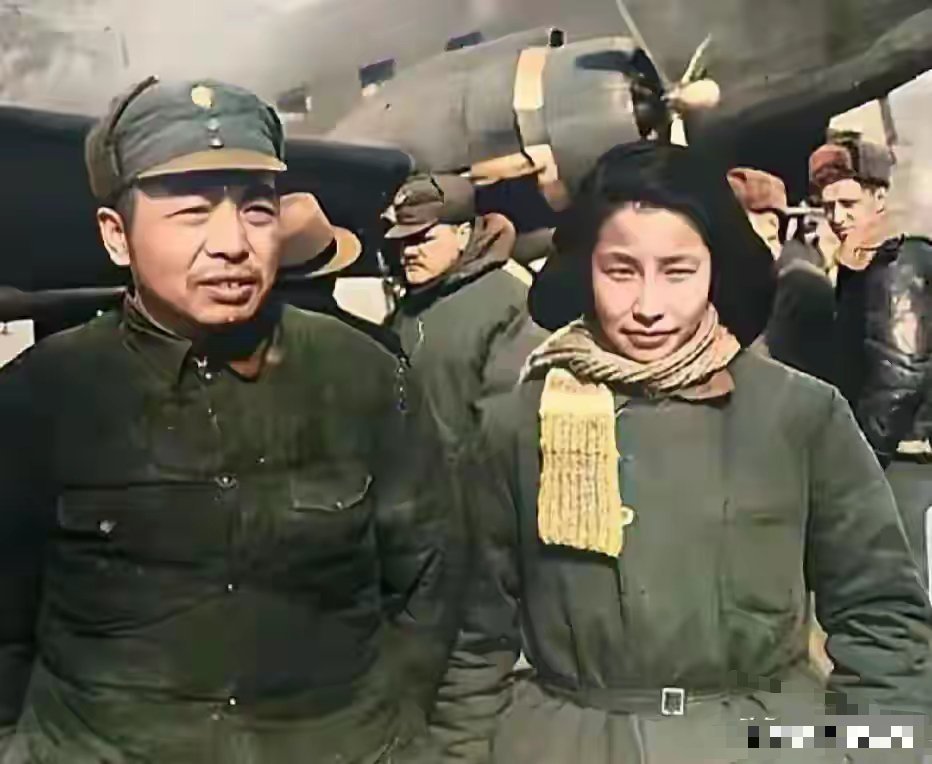 1938年，40岁彭德怀和20岁浦安修的合影，彭夫人确实漂亮。