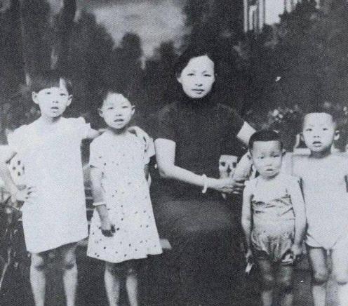 上海解放后，抗日英雄谢晋元遗孀带着4个儿女流落街头、走投无路，抱着试一试的心态，