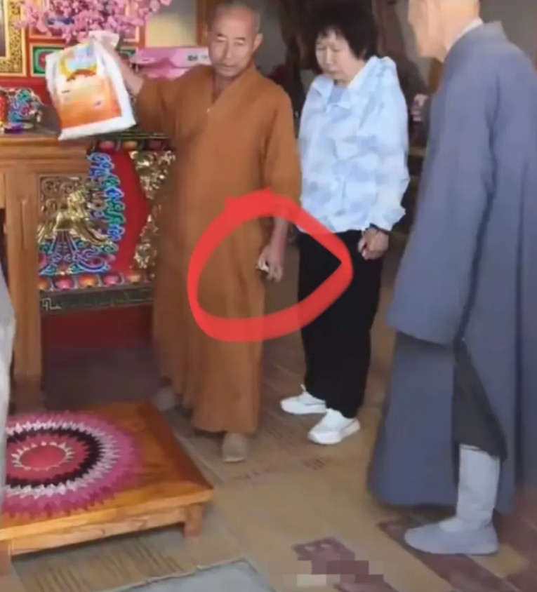 五台山僧人扔大米，我忍了！即使他一直说着脏话，我也能忍！但看到他手里还拿