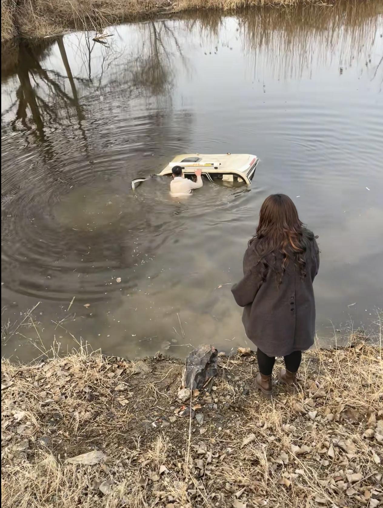 2月1日，江苏徐州。姊妹俩骑老头乐不慎连人带车翻入水中，关键时刻路过的两夫妻冒着