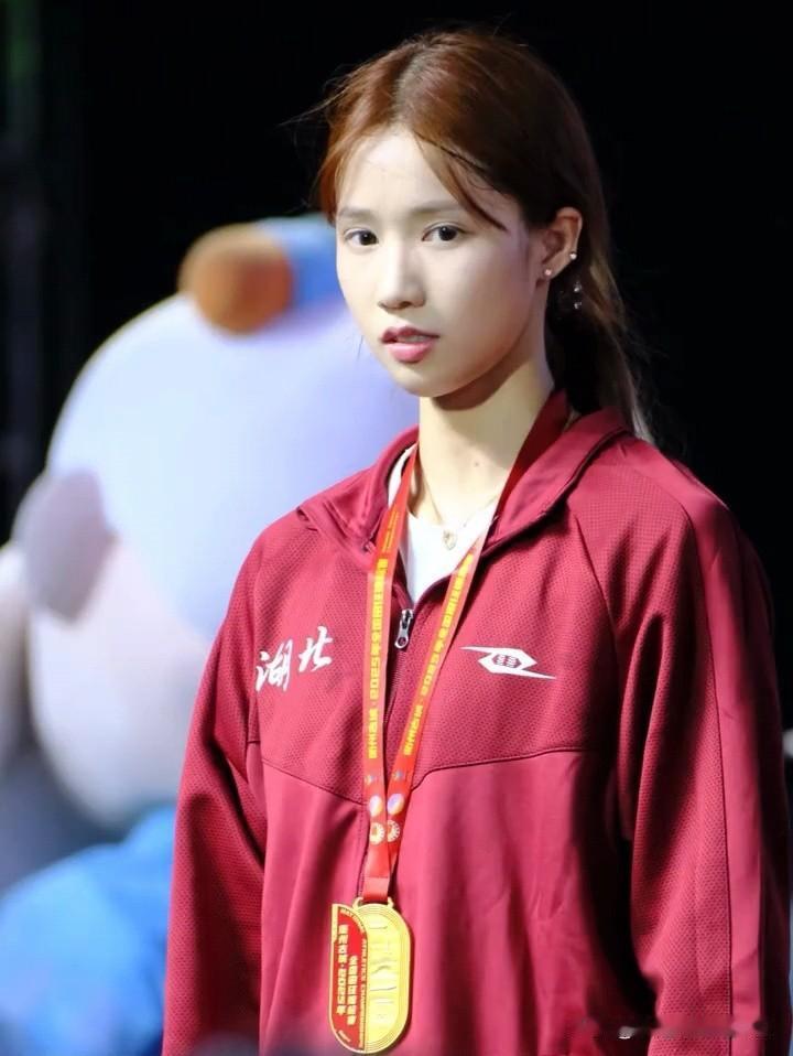 眉清目秀的邵雨琪应该是中国田径届排名前二的最美女孩吧？邵美女不仅成绩斐然，而