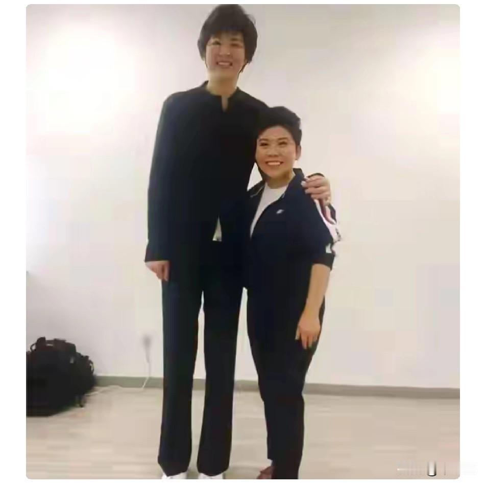 都说身高遗传，但邓亚萍身高1.55，但儿子身高却是1.85米大个，你说惊喜不，邓