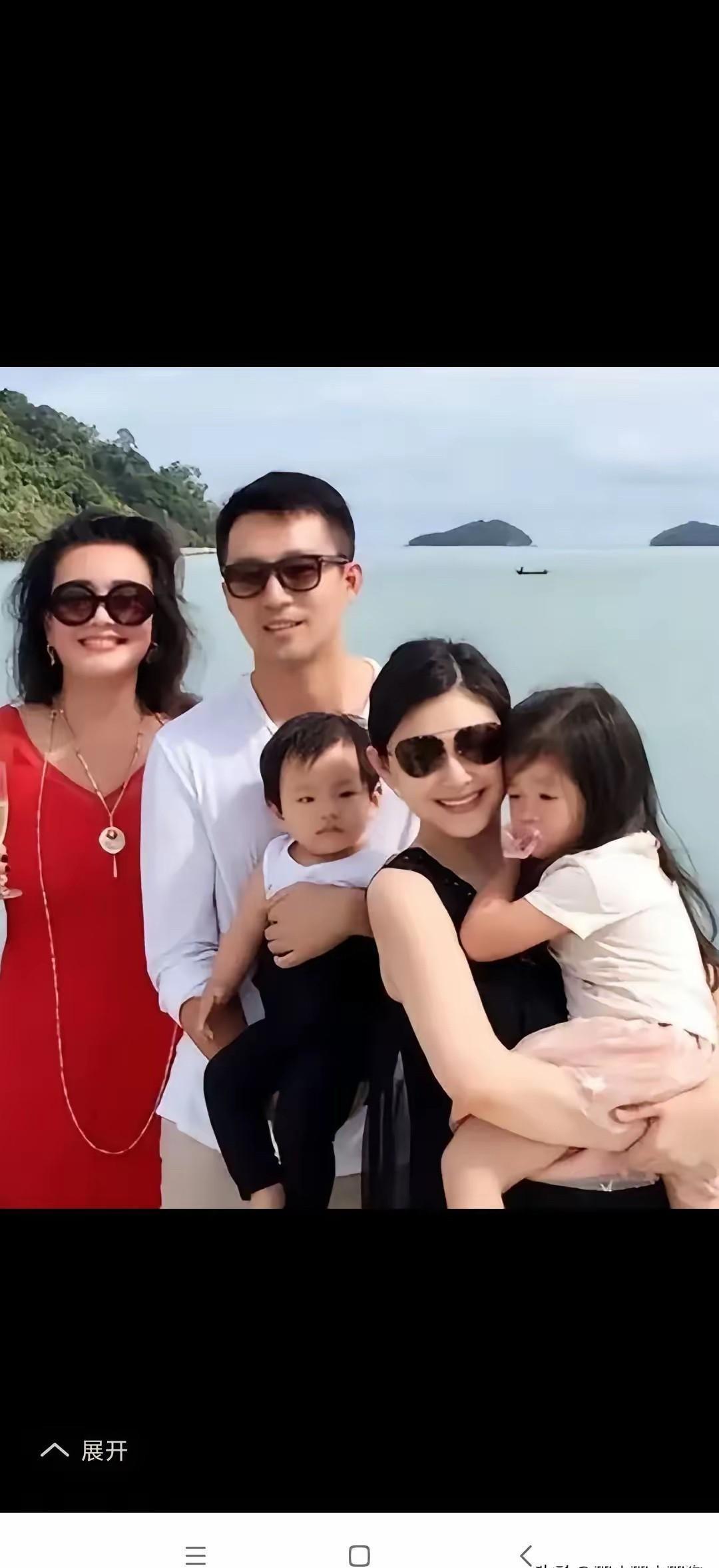 都说香港贵妇顶流光鲜，向太这豪门当得是真扛不住。做完三次大手术腰都直不起，