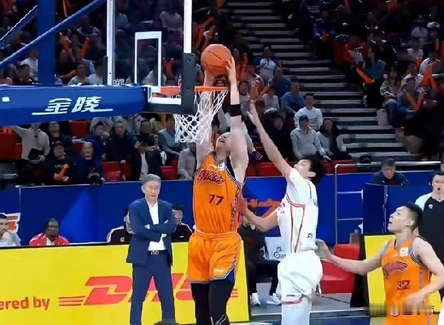 补扣终结比赛！怀特塞德谈张镇麟：“张镇麟很棒。”“他最后的扣篮杀死了比赛