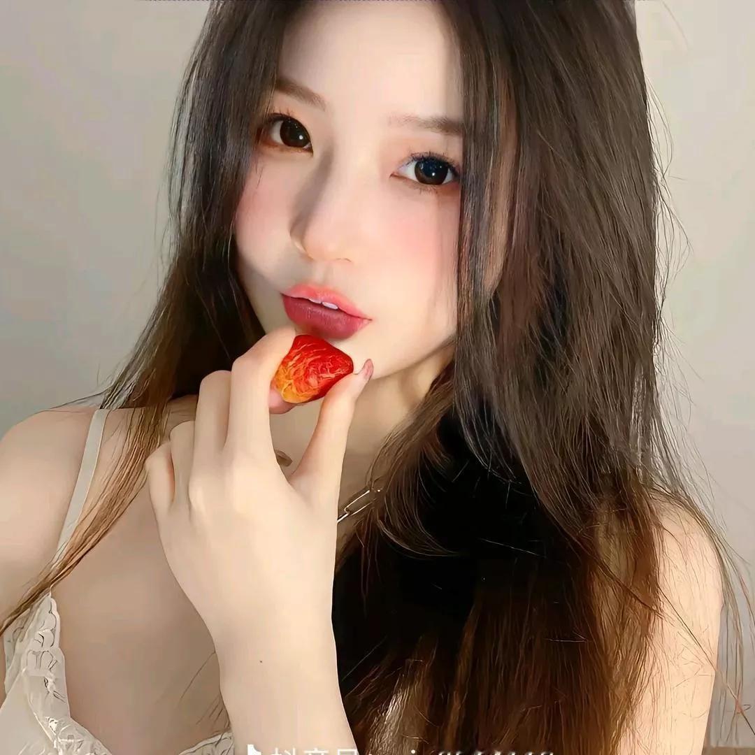 甜美少女轻咬草莓，梦幻妆容，少女心满满🍓甜美元气妆容粉嫩少女妆容草莓少女妆
