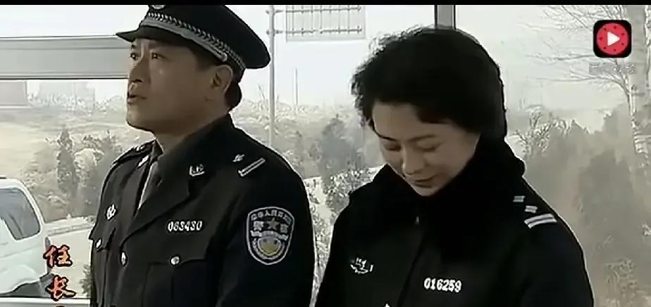 刚看完一出戏。主角破了大案，直接坐上C位。台下有人嘟囔：不公平啊。别装惊讶