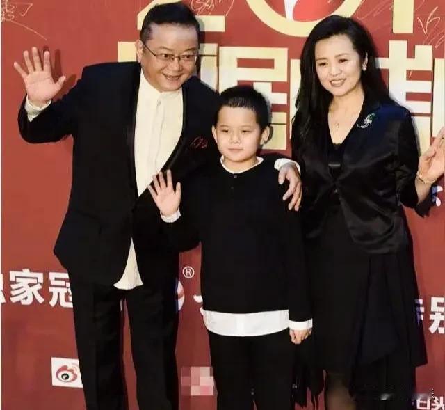 王刚妻子惊艳众人！才貌双全太吸睛最近王刚妻子郑艳东亮相，那叫一个惊艳。她气质