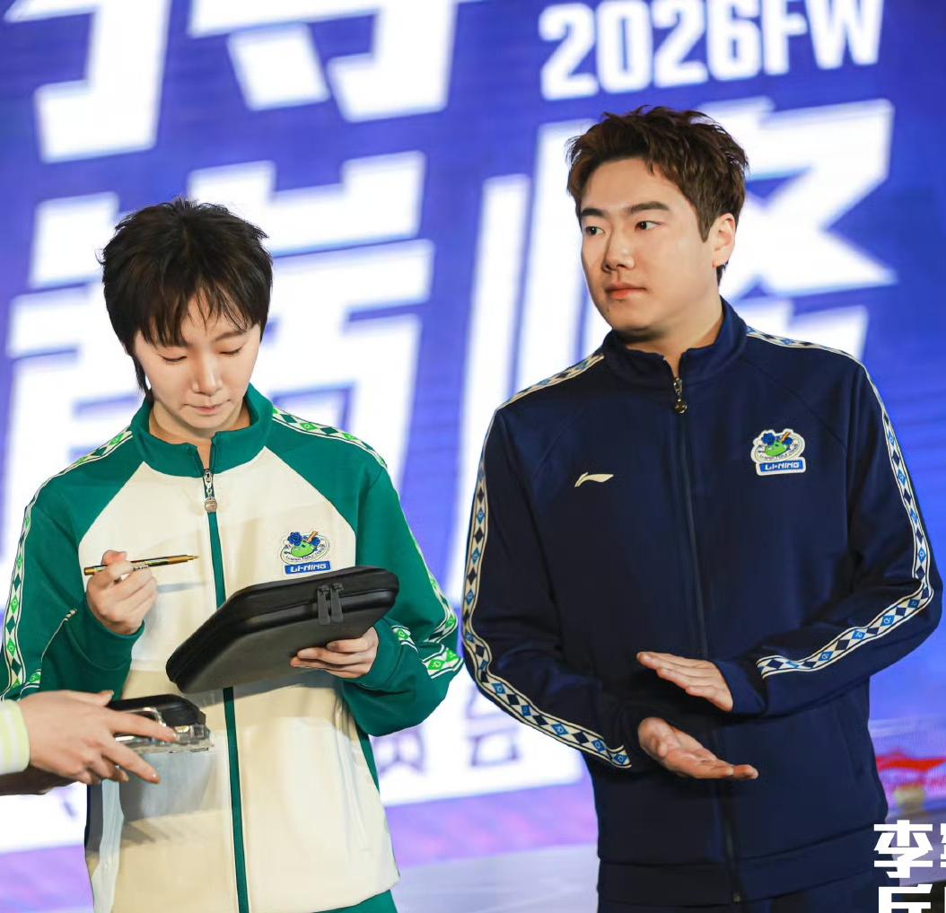 12月20日，在北京与王曼昱一同参加Lining乒乓订购会的梁靖崑。你还别说！梁