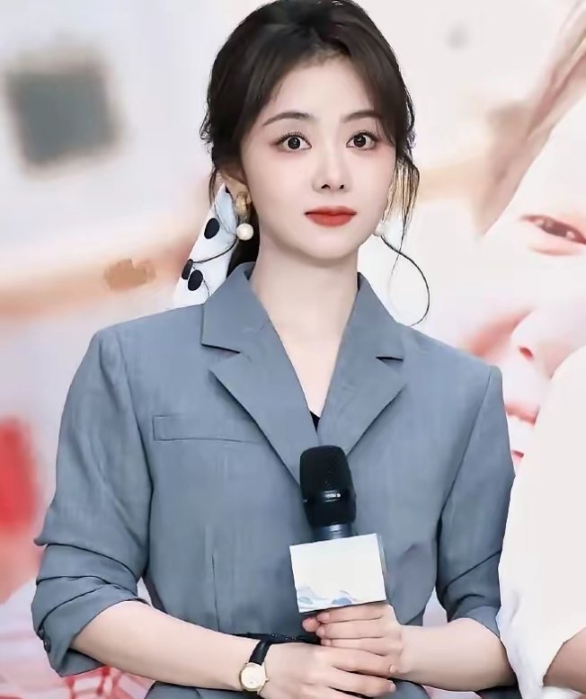 以后别再说谭松韵是美女了，你是不知道，称她为仙女才是名副其实。本人比镜头里还要嫩