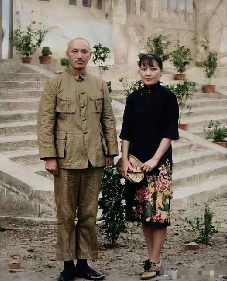 这张彩色修复版原图的黑白原版，1945年夏，蒋中正、宋美铃于重庆林园官邸。