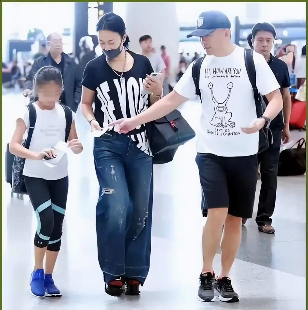 56岁那英素颜现身机场，女儿清秀老公年轻，一家同框尽显真实幸福​​​