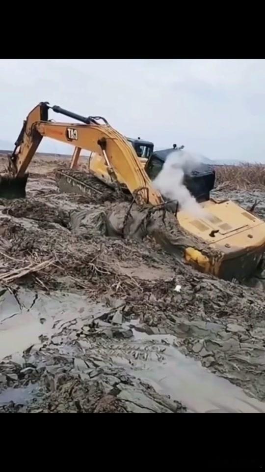 36万挖机抗洪陷沼泽老板出5万救它2025年7月28日，内蒙古包头市萨拉齐镇一