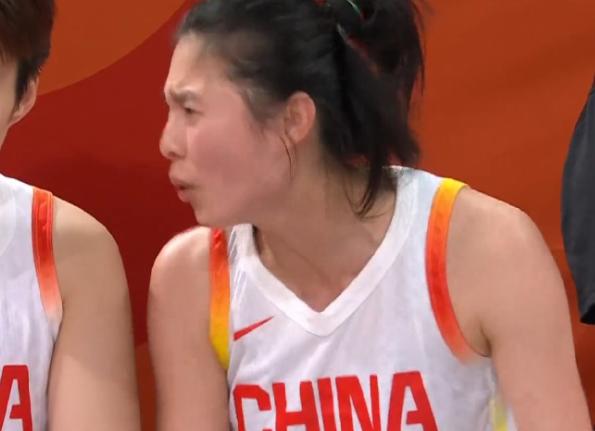 王思雨真是被气坏了！中国女篮VS韩国女篮最后9.3秒，王思雨犯规被判违体，累