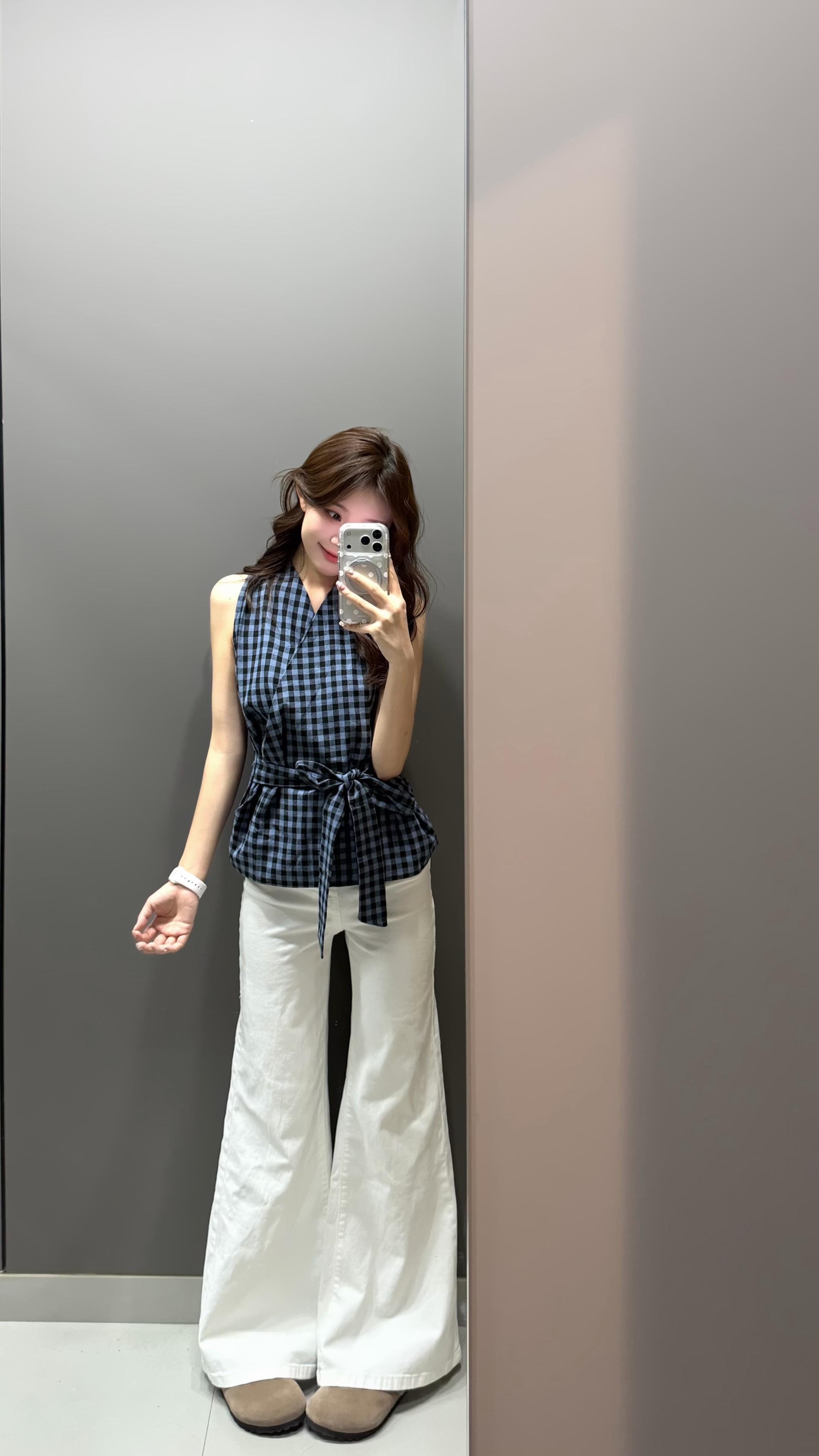 是开朗的角色卡 也是容易破碎的小女孩。