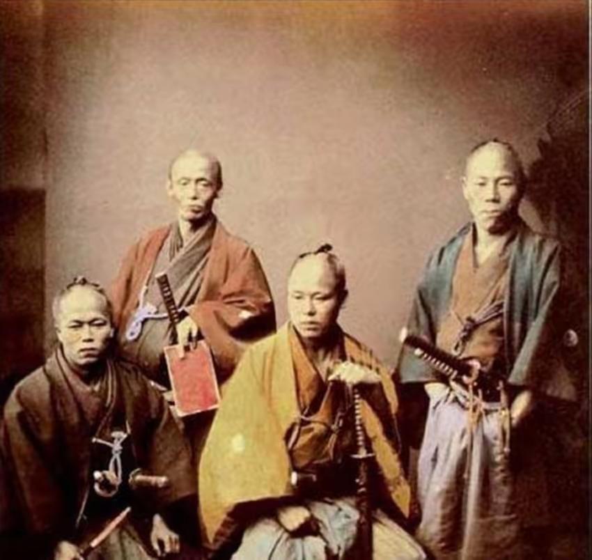 明朝那会，有百来个倭寇从浙江一路打到南京城下，这不值得现代人深思吗？说他们多厉害