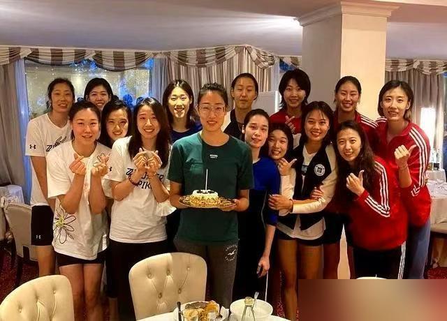 中国女排新队长定了，没人想到会是个长年干保姆脏活的人。2025年4月，龚翔宇