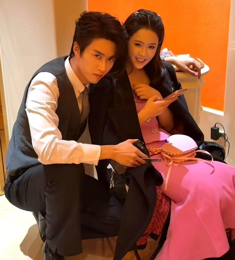 我跟你们说个圈内真事儿。郭宇欣和翟一莹，这俩姑娘在刘宇航那儿，待遇简直是天壤之