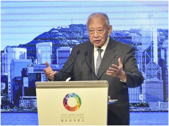 董建华担任特首后的第一份施政报告1997年10月8日，香港特别行政区成立满一百