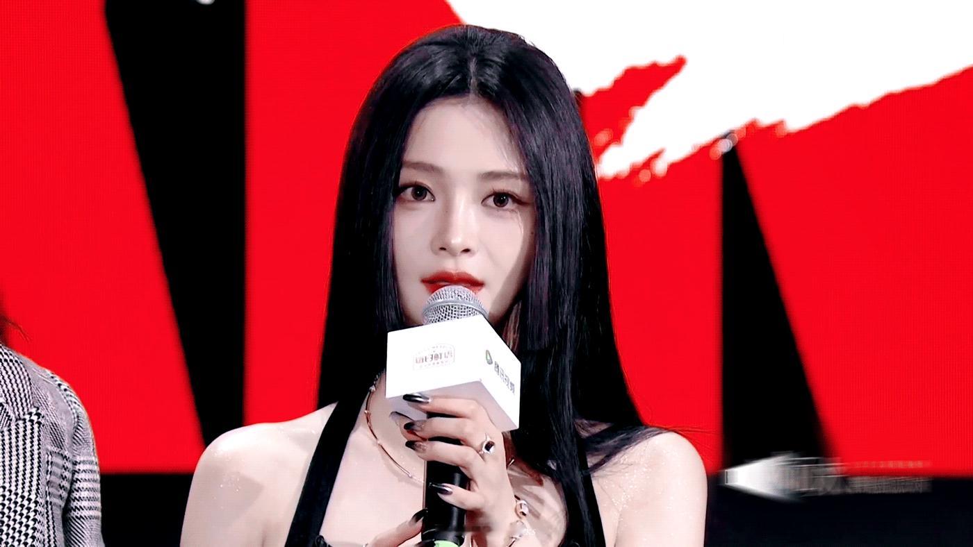 周洁琼怎么连黑长直都这么美……伟大的脸​​​
