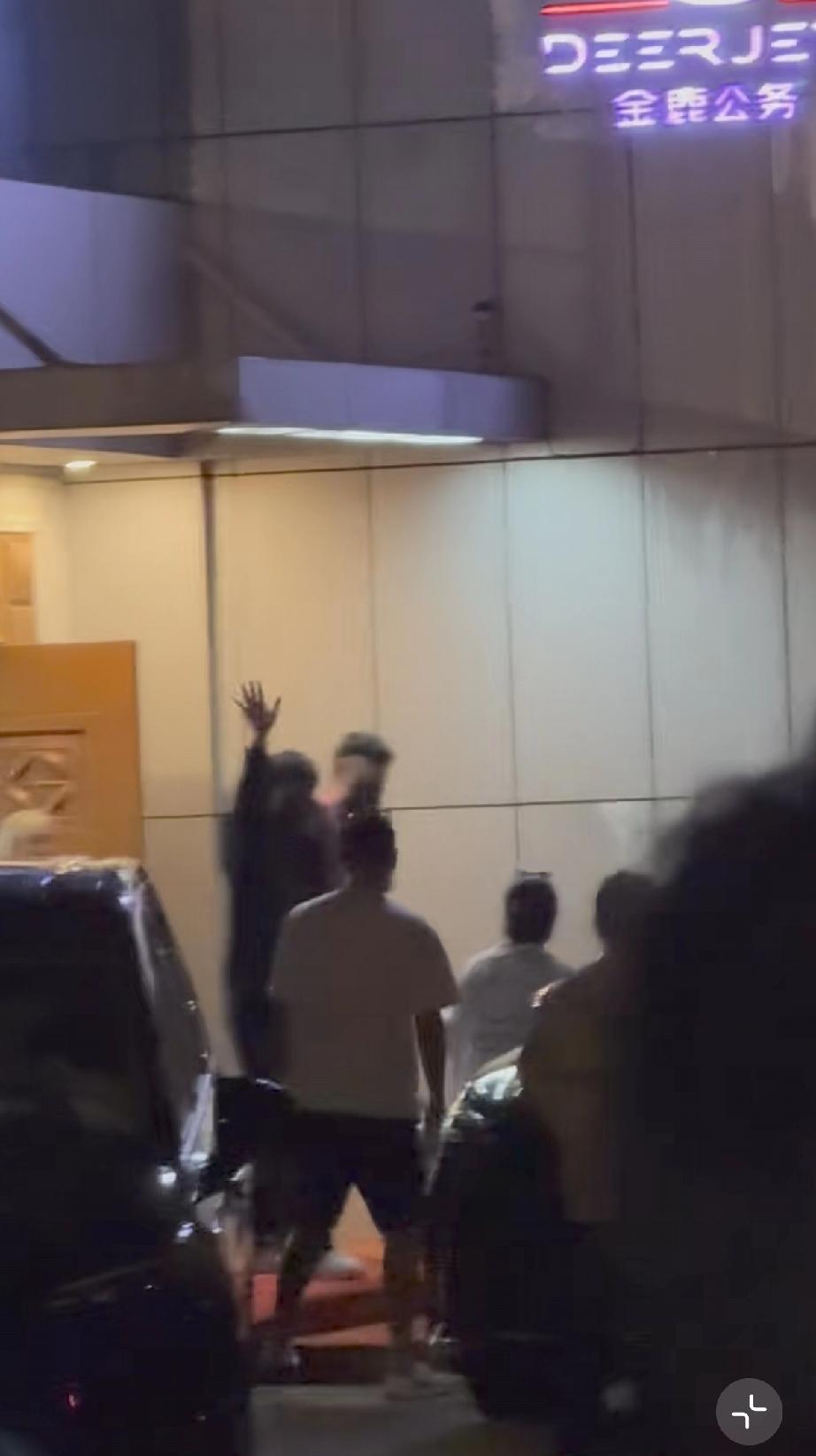 4月16日晚上很晚了，周杰伦顺利抵达南宁准备开演唱会了，他戴着口罩摇下车窗和粉丝