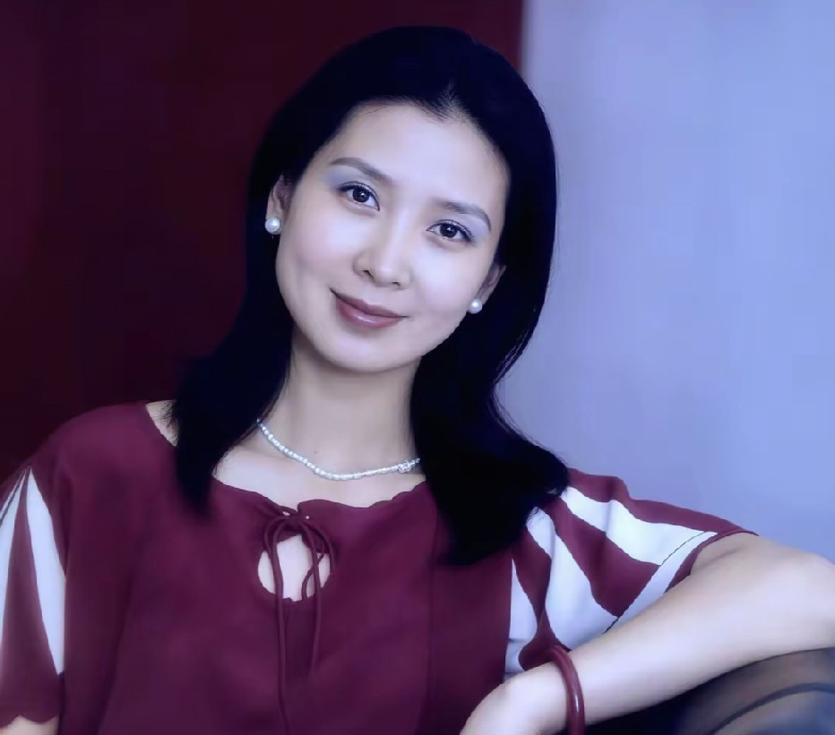 “上影一枝花”吴海燕年轻时的留影，京剧刀马旦出身，一部《海霞》火遍全国，放弃《庐山恋》出演《等到满山