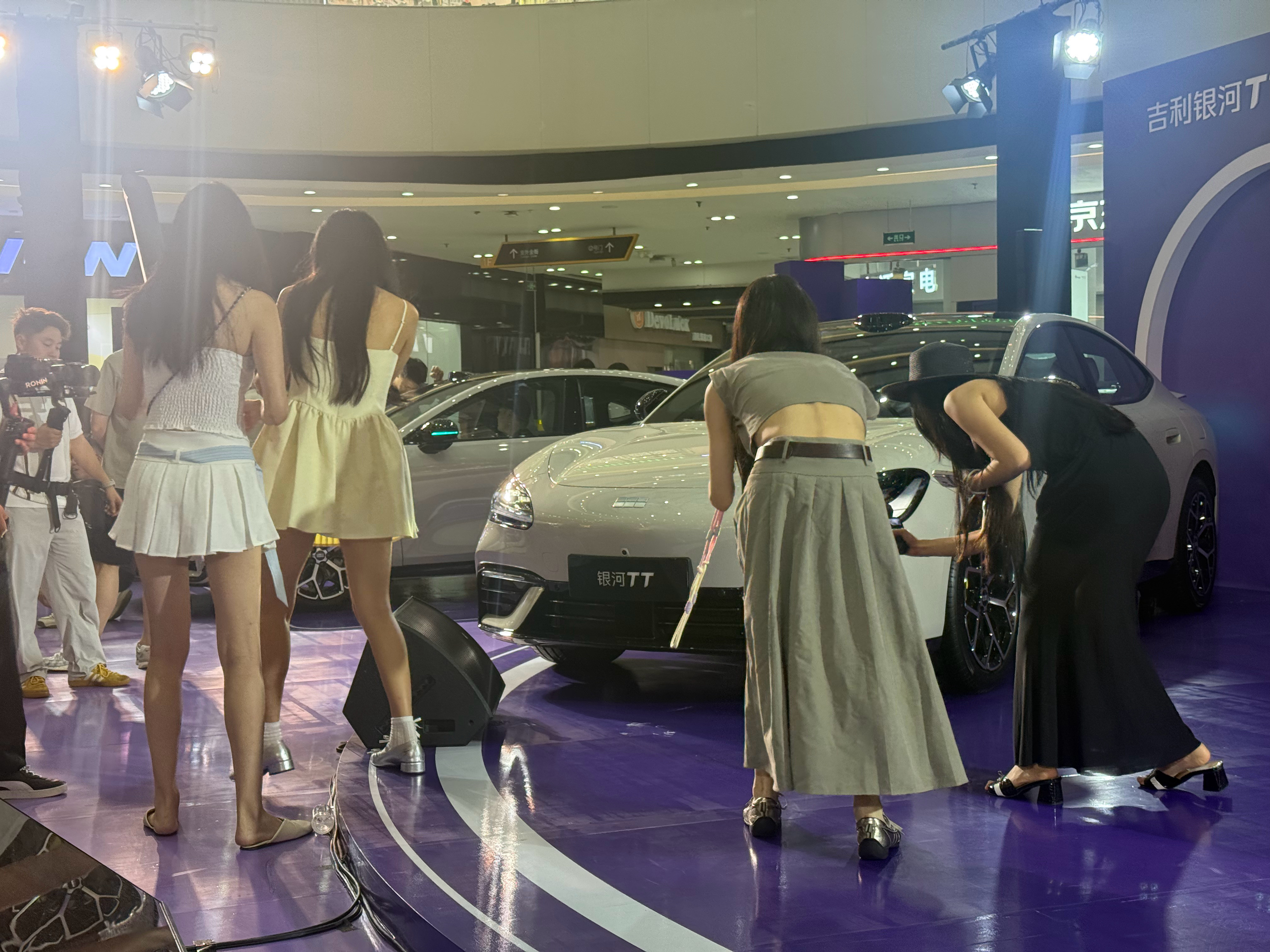 过来看TT，发现展台人有点多，大家有什么好建议？