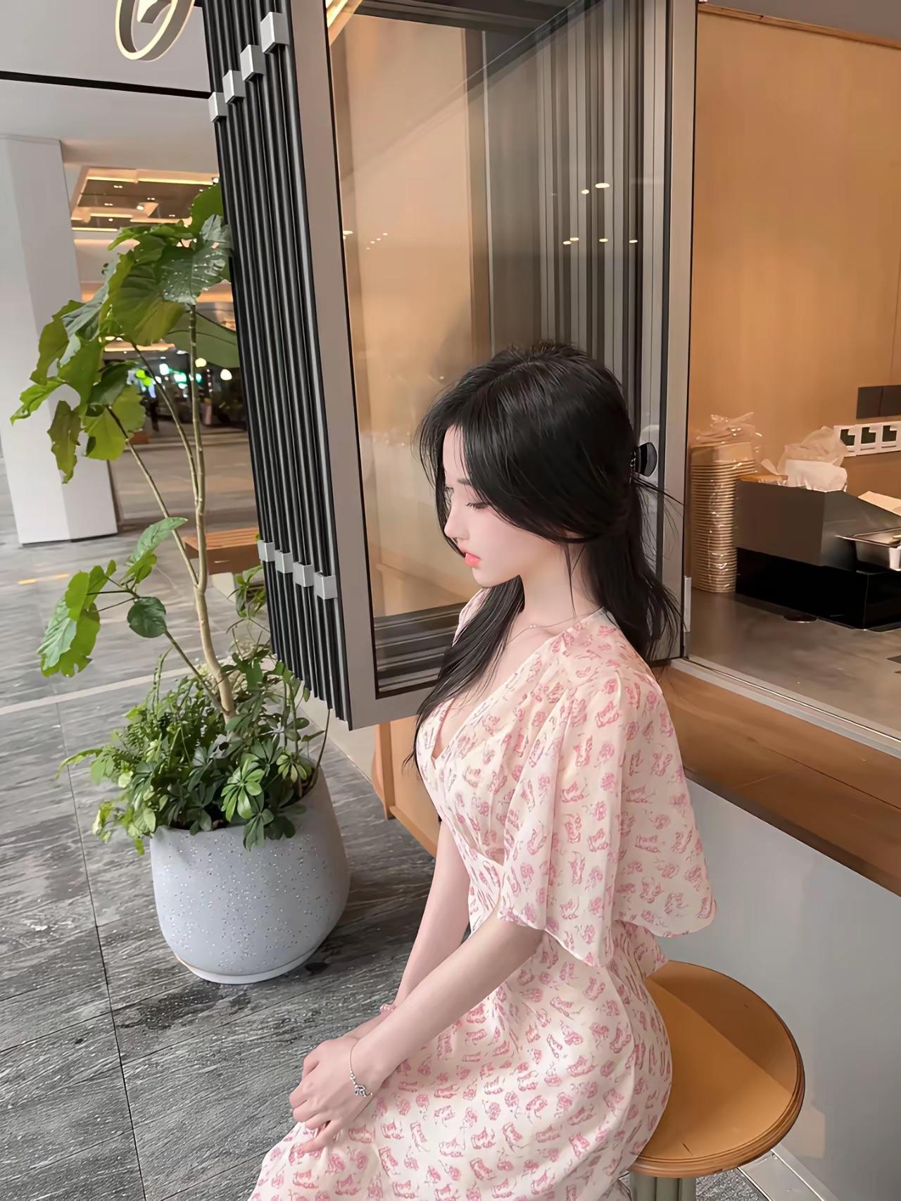 少女心满满，粉色连衣裙与绿植的完美搭配，咖啡馆里的清新时光。