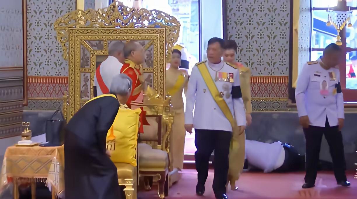 7月28日泰王玛哈74岁寿辰，大皇宫庆典上，诗琳通公主早候殿内，见兄长即行屈膝礼