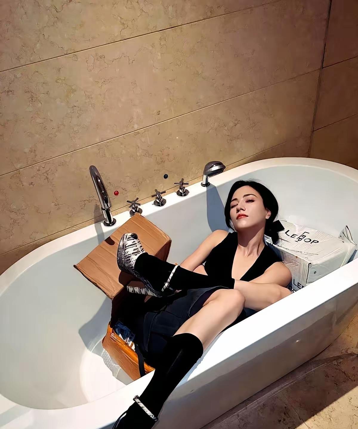 豪门还没发请帖，女方那边就自己把“宣传照”铺得满天飞。这事儿，说白了就像是两家