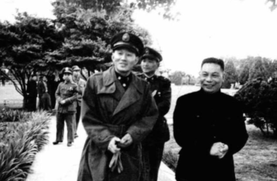 这1946年，孙立人后人蒋经国的同框照。孙立人当时担任新一军军长，率部进入东北参