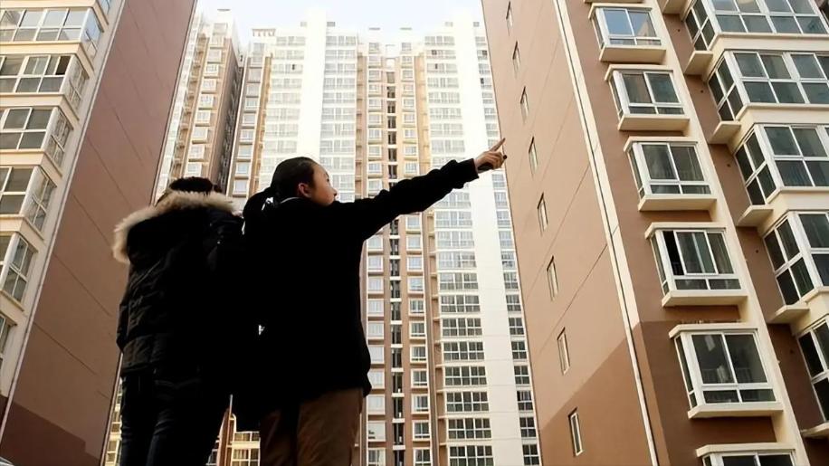 现在房价大幅下跌，银行也开始低价抛售，为什么中国的年轻人还是不愿意房？以前是