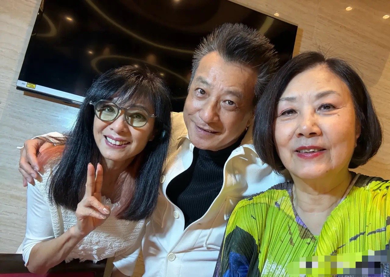 千呼万唤这两位终于合体了！70岁的米雪演唱会最大的惊喜就是促成了这二位老人的重聚