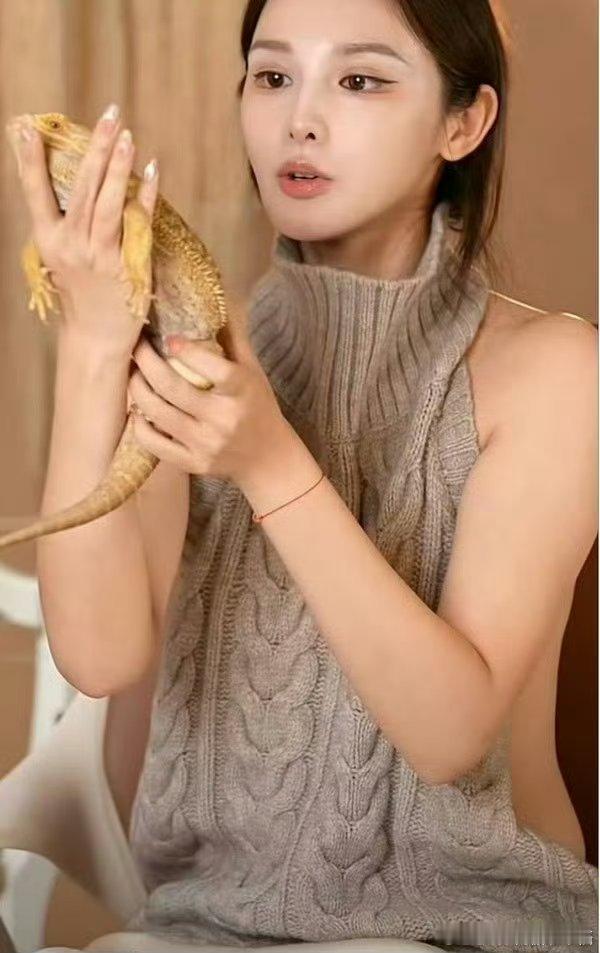 彭小苒直播穿的衣服彭小苒直播穿搭引发网友热议，这件镂空连体衣露肤度高，动作稍大就