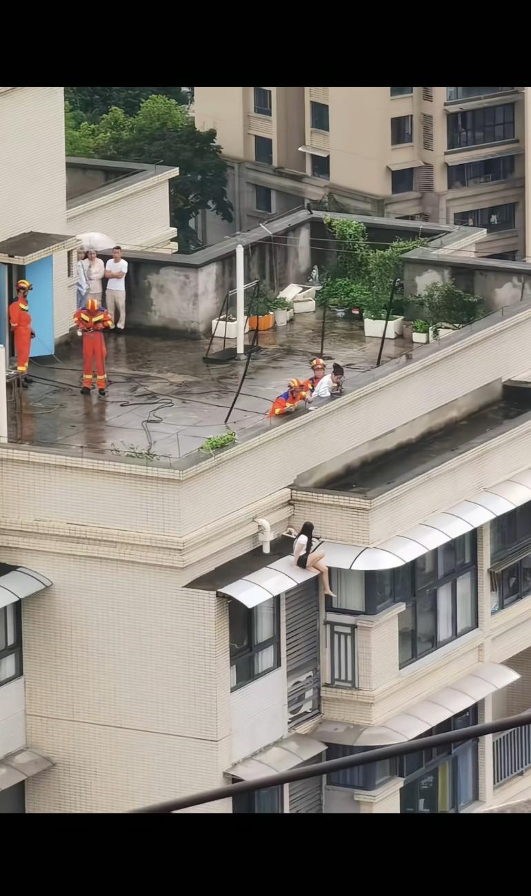 这家雨棚质量也是无敌了!通过这张照片是下过雨的了，完事这个弧度，这种环境下还能