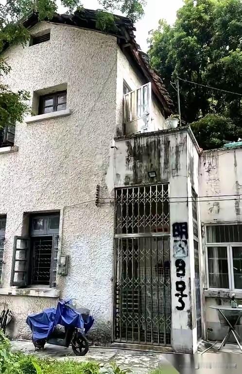 广州东山口那栋百年洋楼前的闹剧，看得人血压都上来了。培正路上的红砖洋楼，墙
