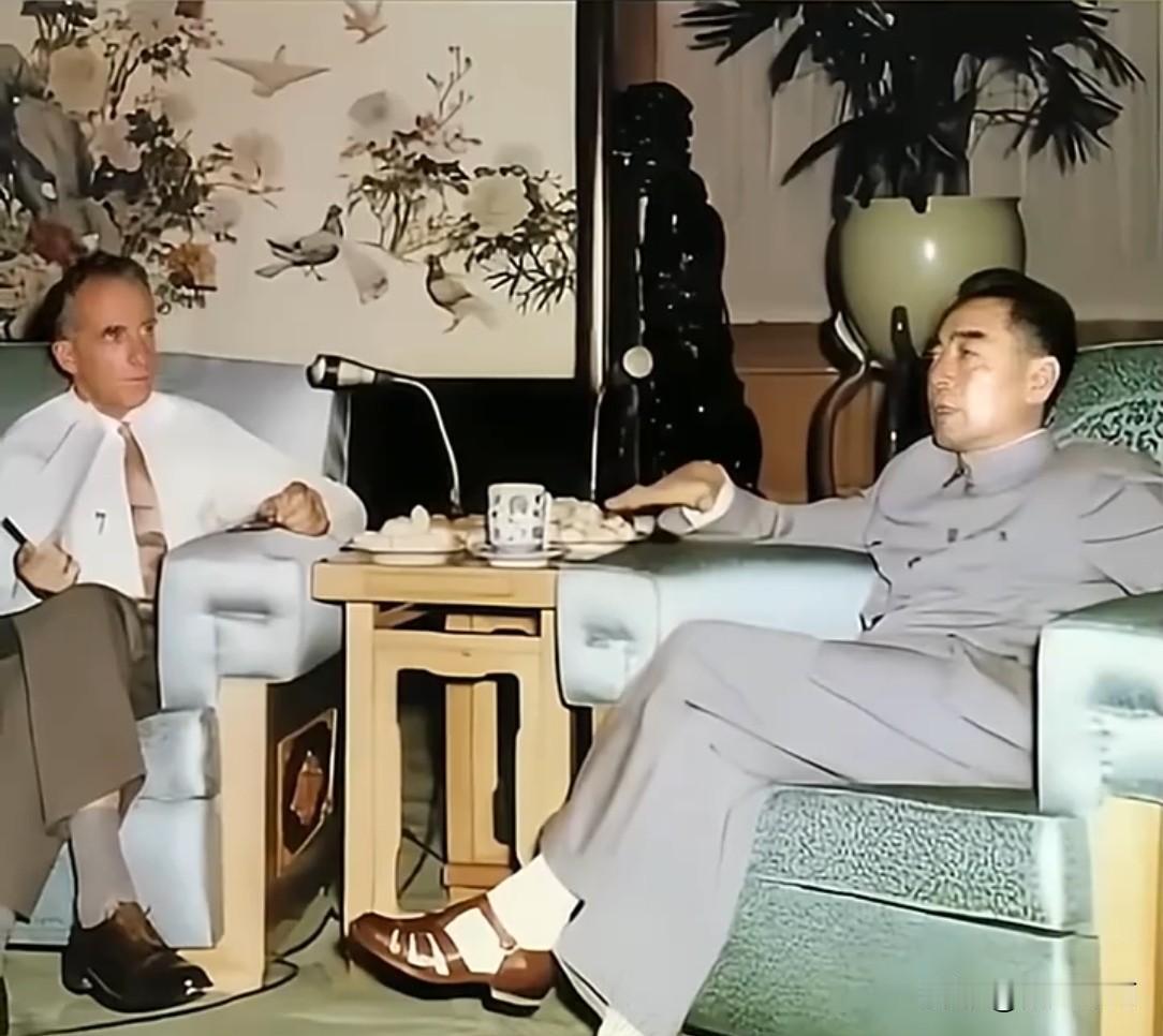 🍁1960年周总理在北京会见西方记者。他谈吐睿智、举止从容、立场坚定。脚上还
