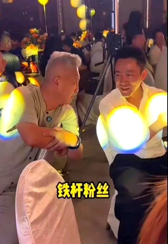 汪小菲去吃酒席的时候遇到老妈张兰的铁杆粉丝！大爷说，谁说你妈不好！我就骂