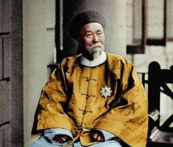 1896年，李鸿章访问美国，为了突显重视，特意穿上了慈禧太后御赐的黄马褂，然而他