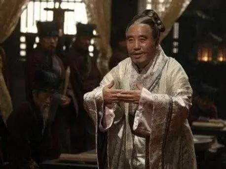 刀已经架到脖子上，他扒了衣服趴在砧板上等死。监斩官多看了一眼，愣了三秒，啧出一句