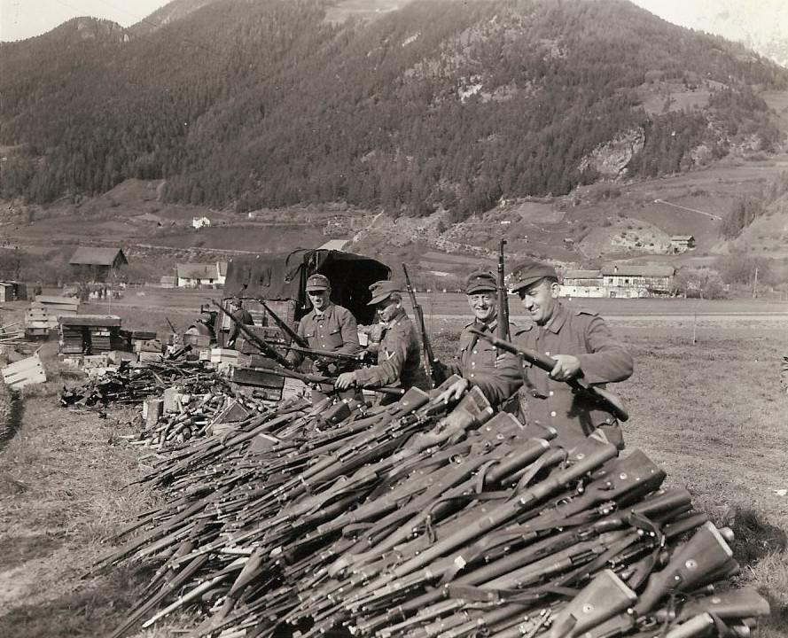 1945年5月6日，在奥地利兰德克附近，德国士兵交出步枪。1945年5月6日的