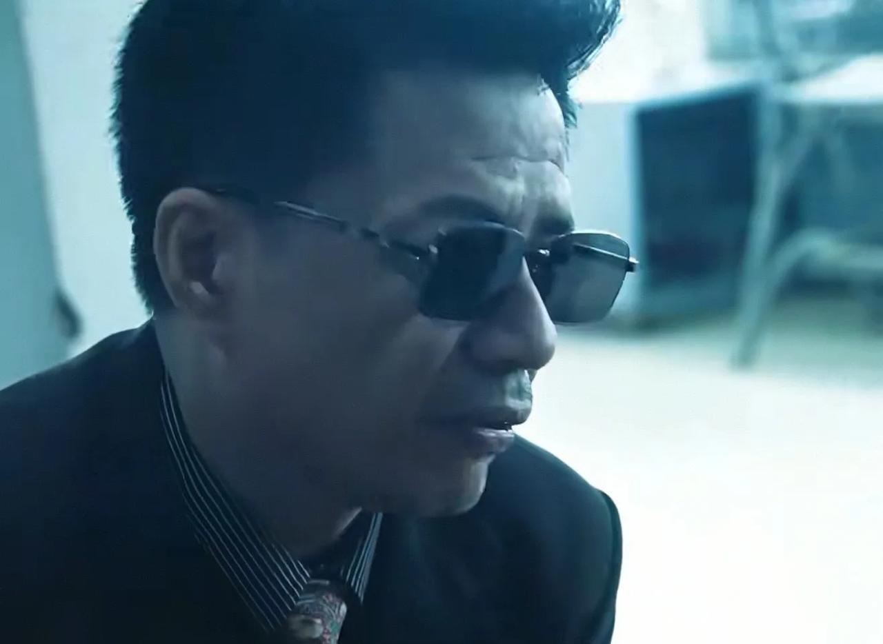 《扫毒风暴》林强峰乔装打扮与毒贩东哥交易，却被东哥逼着吸一口，只见林强峰吸了一下