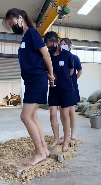 很多人说踩曲的姑娘有脚气，再也不喝白酒了，其实大家都是多想了，人家酒厂这点还想不