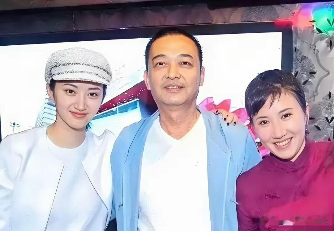 景甜是西安人，家里就她一个孩子。12岁就考进北京舞蹈学院学跳舞，16岁直接签了影