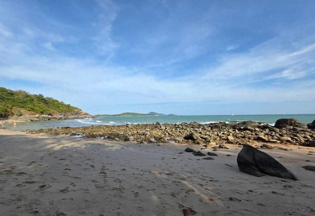 普吉“裸体海滩”惹争议！外国游客裸晒裸泳，当地居民投诉发声。原本藏在普吉