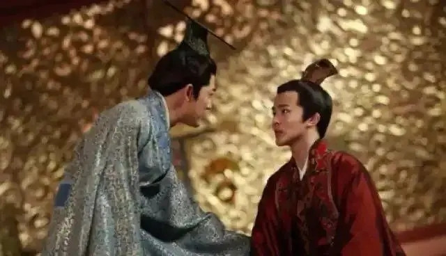 公元前158年，汉文帝背部生疮溃烂流脓，痛苦不堪。上大夫邓通谄媚道：“臣愿用嘴，