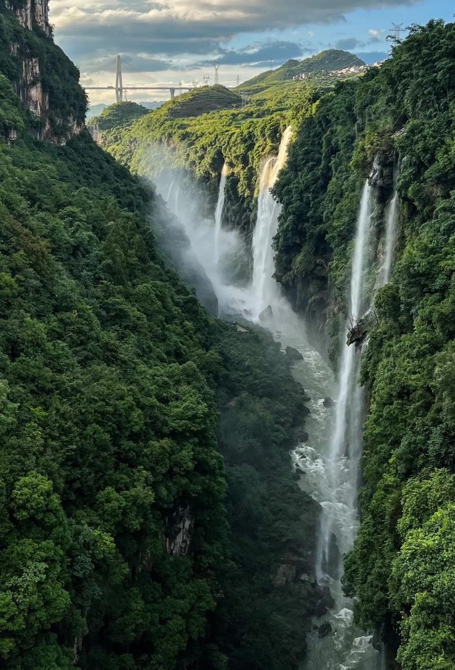 贵州兴义马岭河大峡谷，是大地撕裂的绝美伤痕。亿万年水流切割出幽深地缝，壁立千仞