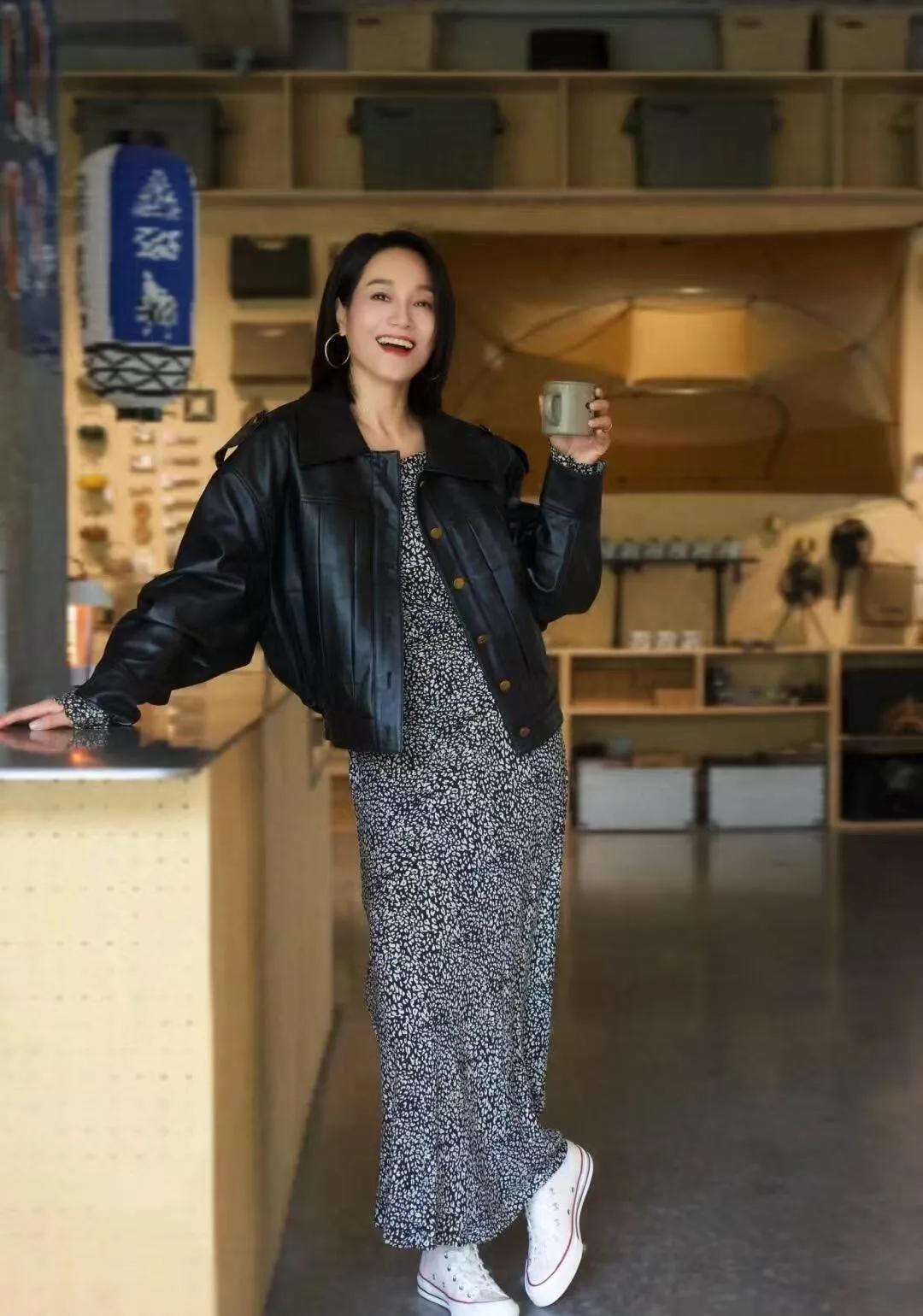 朱丹这一身，把“娘man平衡”玩明白了👌黑色短款皮衣+碎花长裙，再踩一双